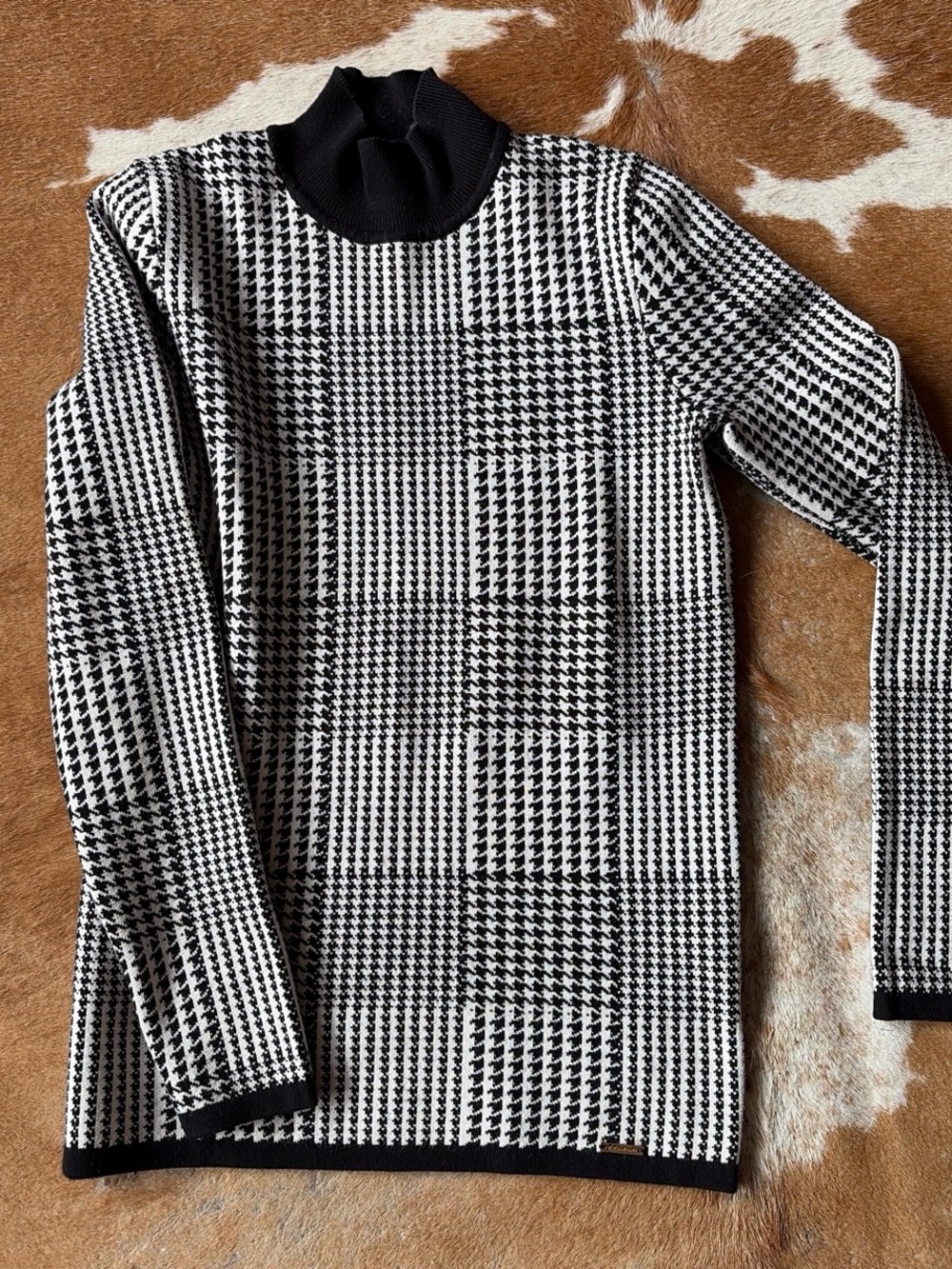 T Tahari Black and White Houndstooth Turtleneck Sweater